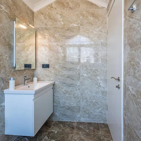 别墅 Hisar Celebrity D *